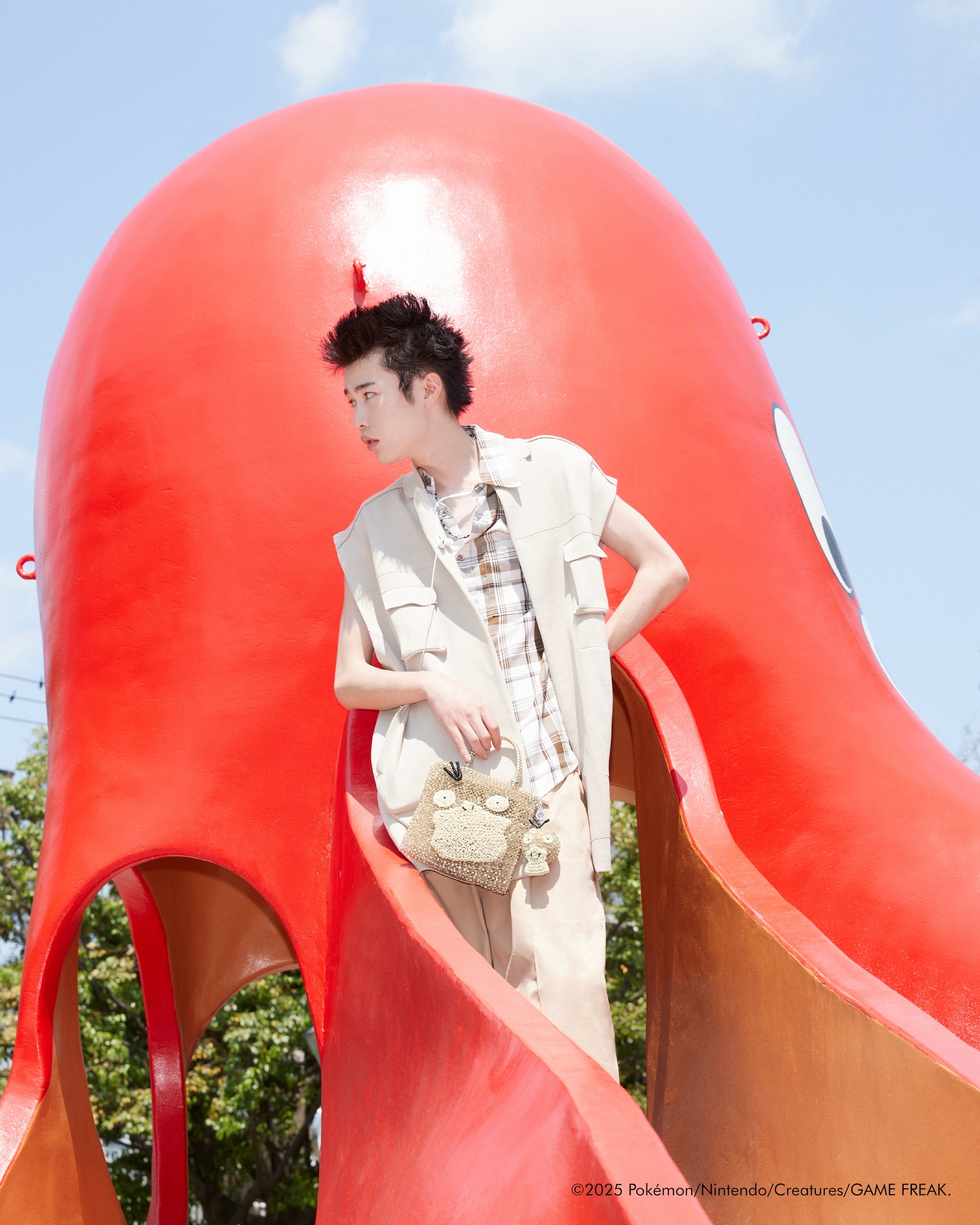 ANTEPRIMA_WIREBAG_POKEMON_PSYDUCK_PB25FPM0MA_STANDARD_Z_Crossbody_gold-silver_PA25FPM2G9_Bag_Charm_gold-silver_model_2