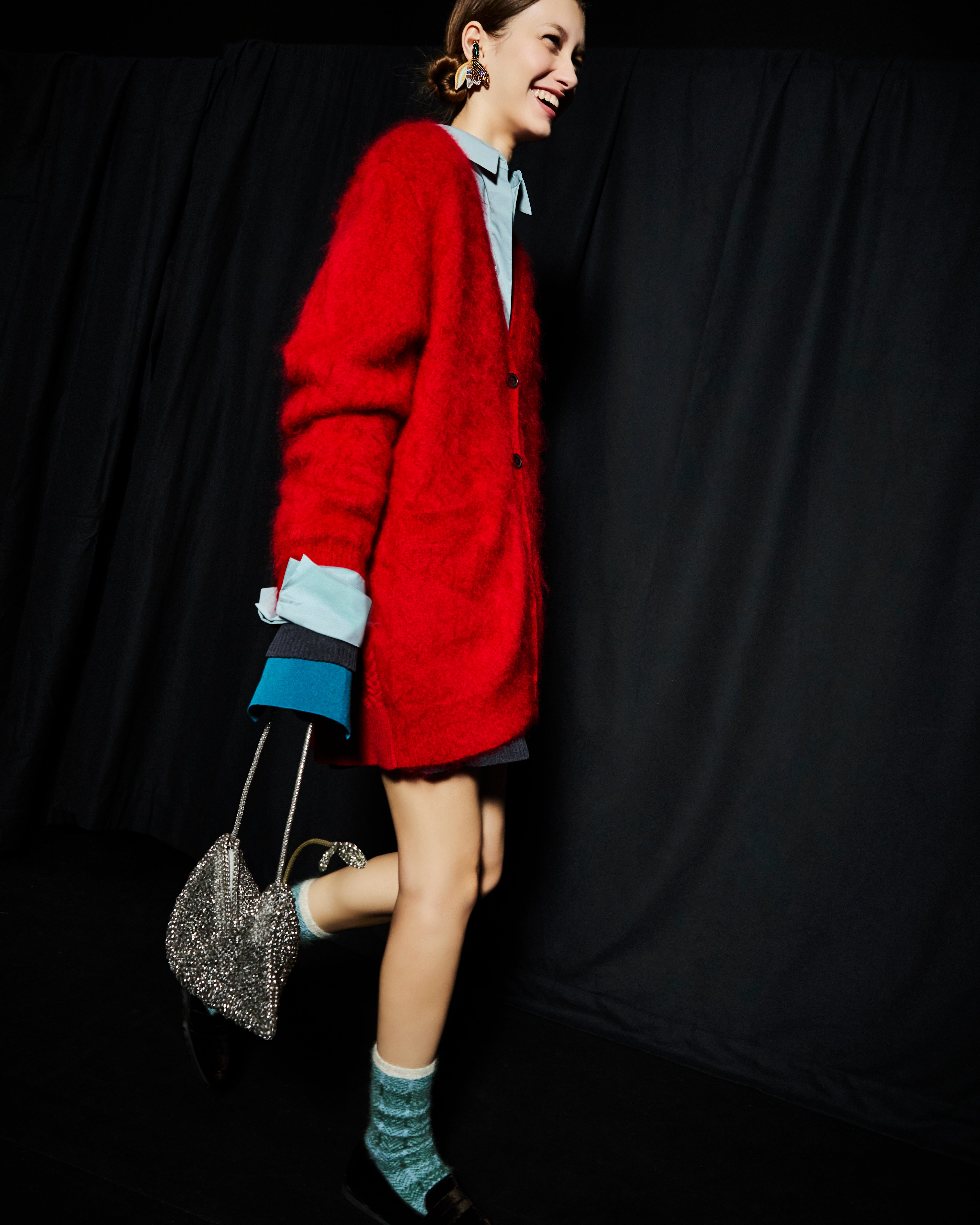 ANTEPRIMA_WIREBAG_IZUMI_KATO_FLUIDO_PB25FMT6AX_Shoulder_Bag_silver-taupe_model