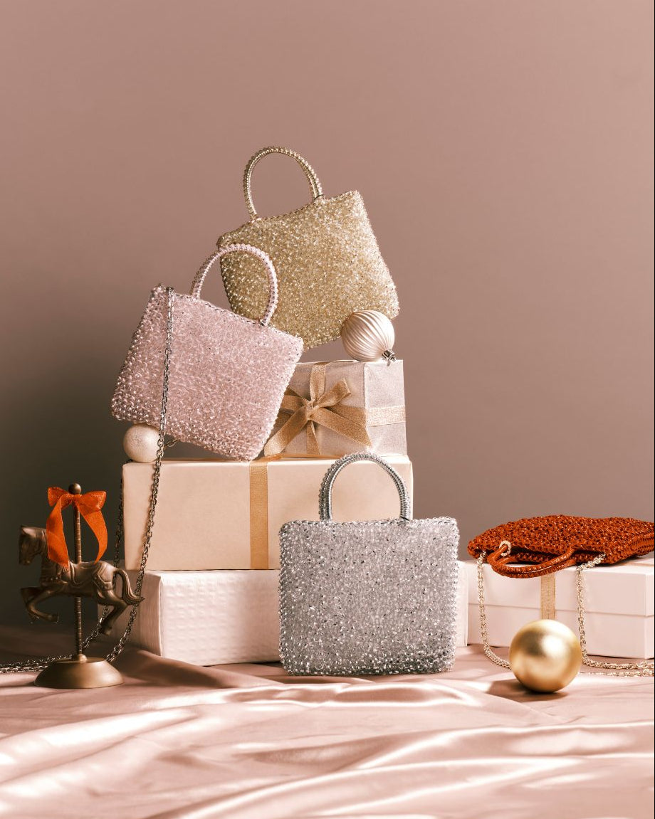 ANTEPRIMA_WIREBAG_STANDARD_MINIATURA_PB21F12045_Crossbody_Bag_mood_holiday.jpg__PID:fb1fc9d4-79c8-4f41-81d9-9ff87c71400b