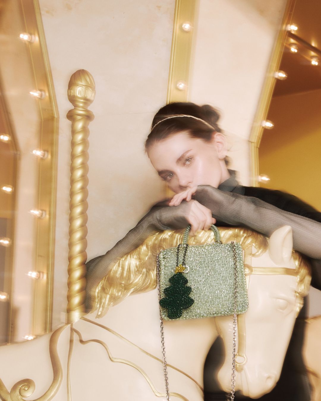 ANTEPRIMA_WIREBAG_STANDARD_MINIATURA_PB21F12045_Crossbody_Bag_silver-gray-green_CHRISTMAS_CHARM_PA23SR12E4_Accessories_Christmas_Tree_solid-dark-green_model.jpg__PID:1fc9d479-c84f-4101-999f-f87c71400b45